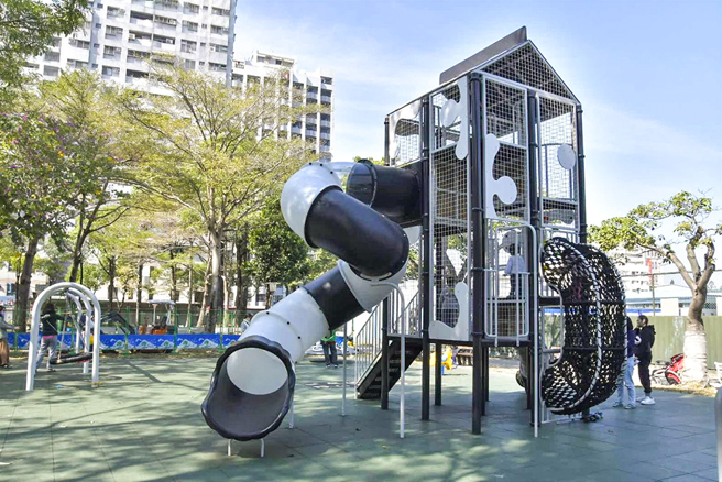 大社区大社公园打造外型可爱的牛奶盒游戏器具，多种攀爬方式结合滑梯适合玩乐。(图片提供/高市府工务局养工处)
