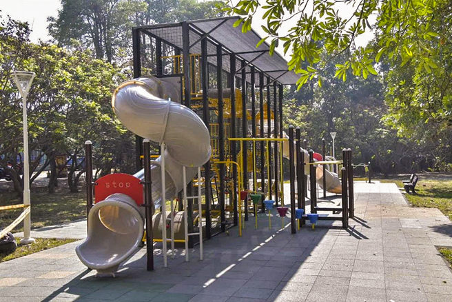 燕巢区南燕公园以泥火山意象打造宛如立体城堡的游乐设施。(图片提供/高市府工务局养工处)