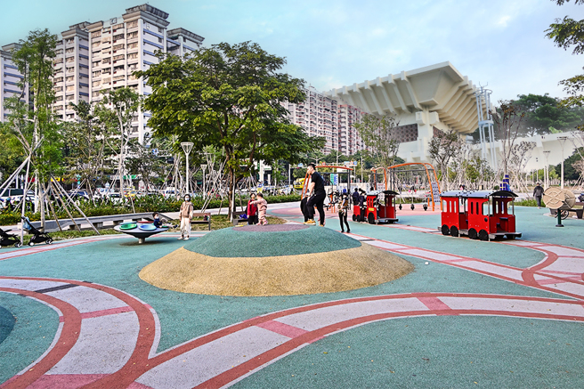 左营区绿园道新完工的大地游戏场以火车造型游具呈现铁路意象，地面彩绘火车铁轨。(摄影/Carter)