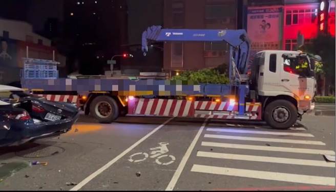 高雄警方巡邏時，巡邏車遭到對向大貨車撞上，後座員警頭暈送醫。（翻攝照片／崔正綱高雄傳真）