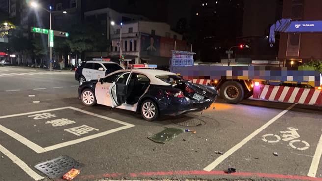 高雄警方巡邏時，巡邏車遭到對向大貨車撞上，後座員警頭暈送醫。（翻攝照片／崔正綱高雄傳真）