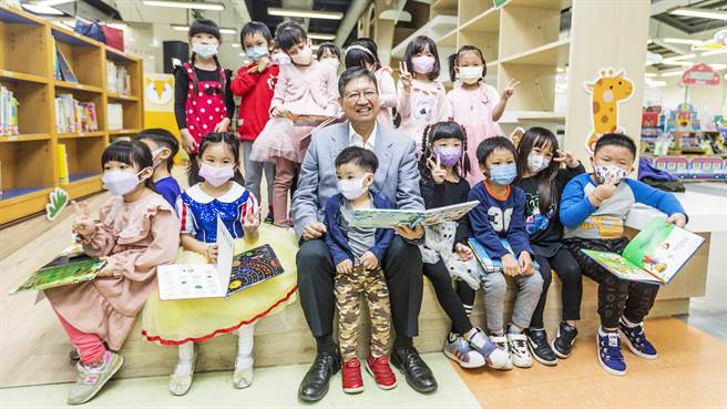 竹县「乐乐兔飞萌进」婴幼儿悦读集点活动开跑，县长杨文科（中）邀请大小朋友手牵手一起享受书本乐趣，集点换好礼。（罗浚滨摄）
