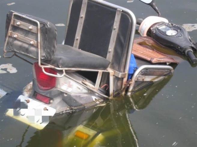 七股鱼塭内死者的机车为残障机车。（读者提供／程炳璋台南传真）