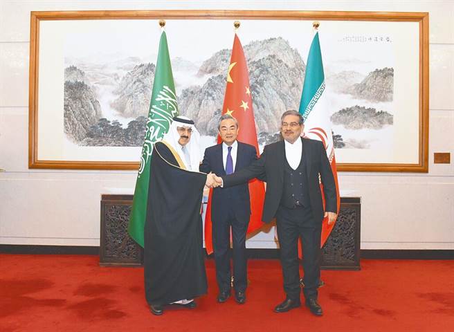 图为中共中央外办主任王毅（中）10日在北京主持沙乌地阿拉伯和伊朗对话闭幕式。（图／新华社）