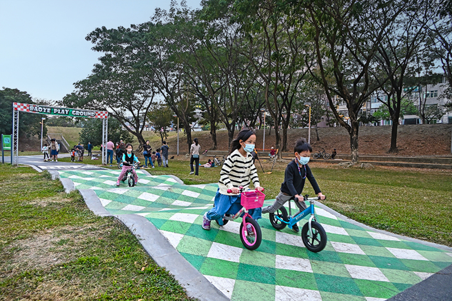 三民區寶業里滯洪池公園的滑步車賽道，順應地形不同變化的路面，培養孩子們手腳平衡。(攝影/Carter)