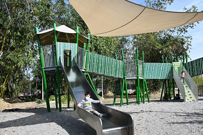 岡山區河堤公園的竹林練武功遊戲場，以「竹」為主題設計遊具，融入在地百年歷史民俗活動「籃籗會」文化意涵，讓孩子在一片竹林裡遊玩。(攝影/Carter)