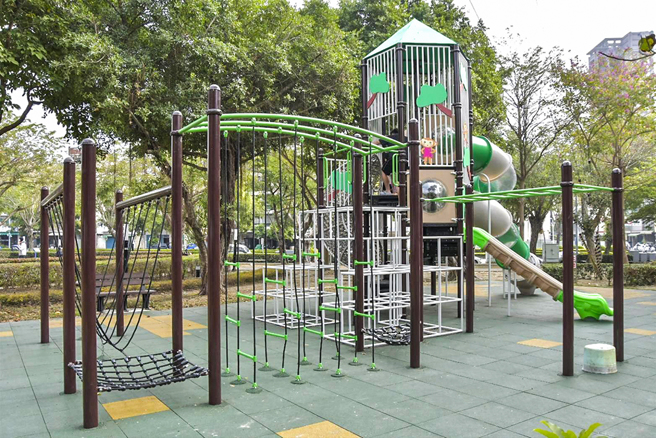 鼓山區九如公園繩橋、爬架、天梯等遊樂設施，盡情地玩耍或休憩一整天也不疲累。(圖片提供/高市府工務局養工處)