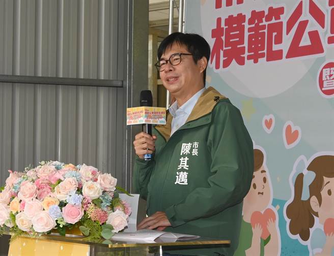 高雄市长陈其迈13日出席模范公车表扬典礼，他表示，加每位驾驶长的年收入将增加2万至4万元新台币不等。（林瑞益摄）