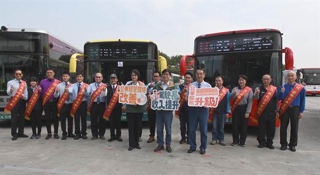 高雄市长陈其迈（前中）13日出席模范公车表扬典礼，他与模范驾驶长们合影。（林瑞益摄）