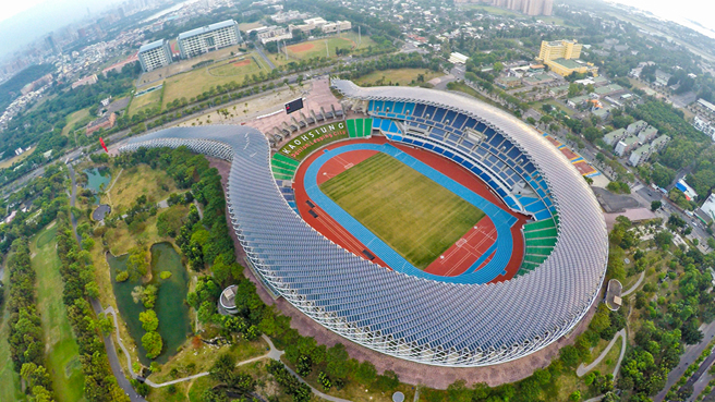 高雄國家體育場旋轉15度向南開口，由國際建築大師伊東豊雄與國內知名建築設計師劉培森設計，為全球第一座開口型場館。(圖片提供/高雄市政府運動發展局)