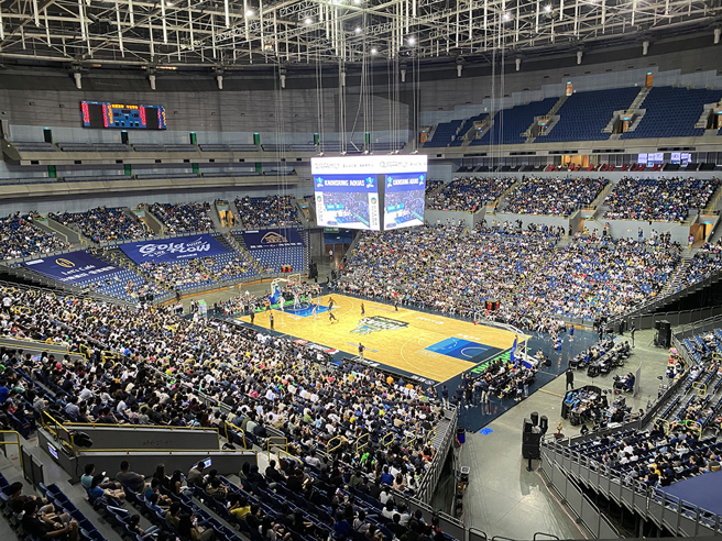 高雄巨蛋是高雄最大多功能室內體育館，也是國內唯一符合奧運標準籃球、排球場地的室內場館。(圖片提供/漢威巨蛋開發股份有限公司)