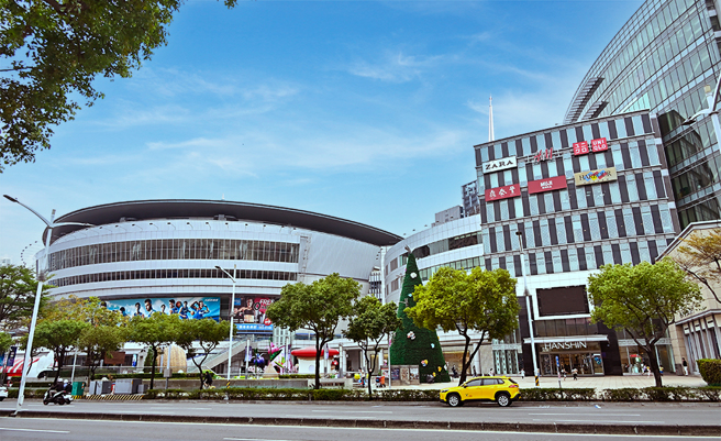 高雄巨蛋結合漢神巨蛋購物廣場，一站式滿足粉絲吃喝玩樂的需求。(攝影/Carter)