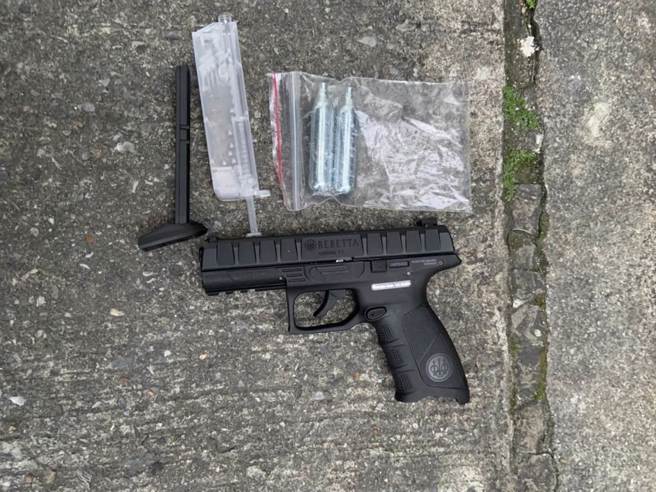 南港警方逮人取出作案的BB槍。（翻攝畫面）