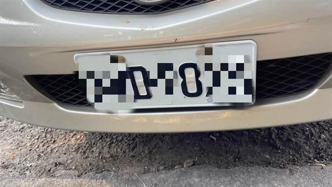 高雄37岁梁姓男子11日凌晨偷走李姓男子的自小客车，自己用白胶带DIY车牌，把英文字B变成D、数字8变成0，粗糙的手法被员警一眼识破。（高市凤山分局提供／杨舒婷高雄传真）