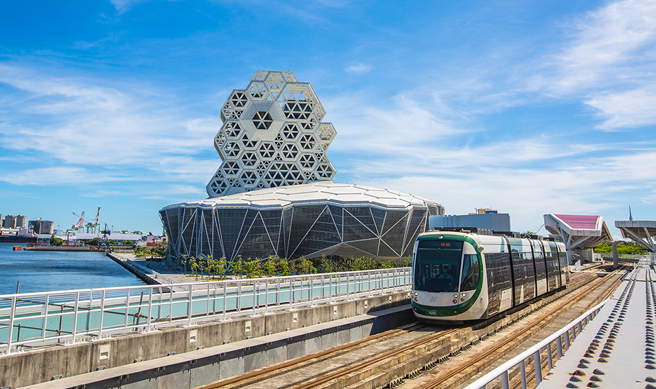 搭乘轻轨可抵达高雄流行音乐中心，相当便利。(摄影/黄敬文)