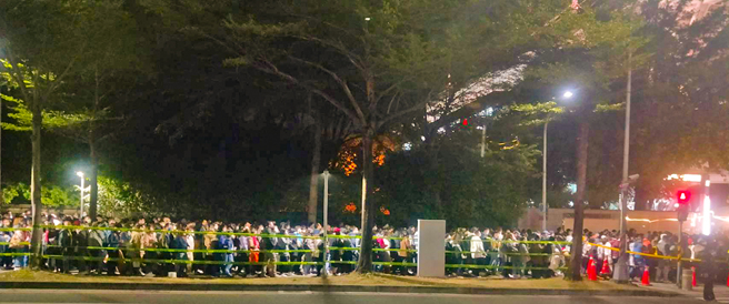 高雄国家体育场可容纳4万人，图为演唱会散场时，大家排队搭乘捷运时状况。(图片提供/Rita)