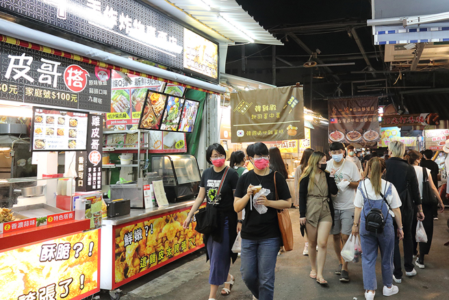 瑞丰夜市聚集多样美食小吃，吸引人潮聚集。(摄影/Carter)