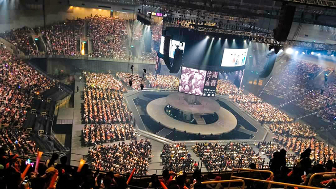 高雄巨蛋可容纳1.5万人，视觉效果极佳的舞台设计及音响效果让歌迷直呼过瘾。(图片提供/Rita)