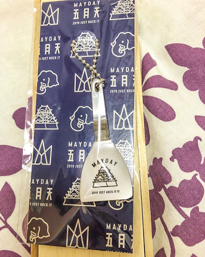 Emily珍藏五月天日本大阪演唱会的周边商品－「大阪烧铲子」。(图片提供/Emily)