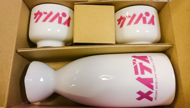 五月天在日本东京武道馆演唱会，贩售的限量日本清酒杯，是Emily最珍贵的纪念品。(图片提供/Emily)