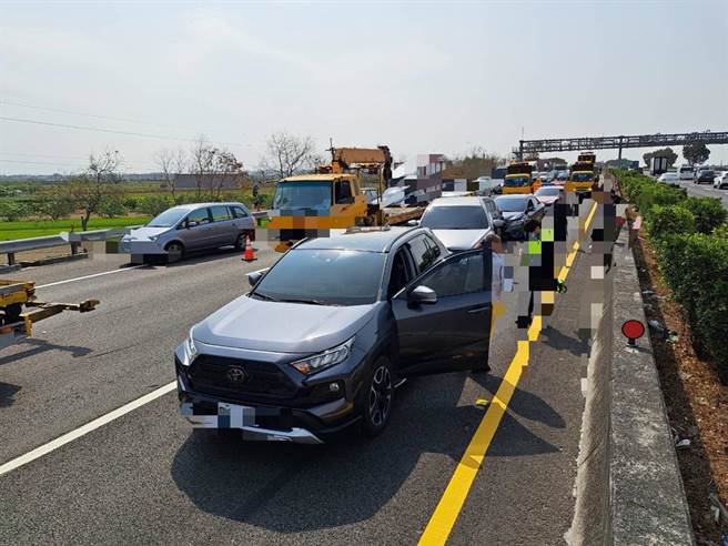 国道1号北向308.2公里安定路段，13日上午发生4辆自小客车连环追撞事故。（读者提供／程炳璋台南传真）