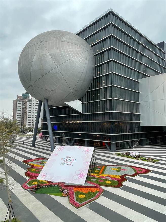 「城市花毯」运用近3万盆各式花卉组合，营造台北春日浪漫氛围。（北市观传局提供）