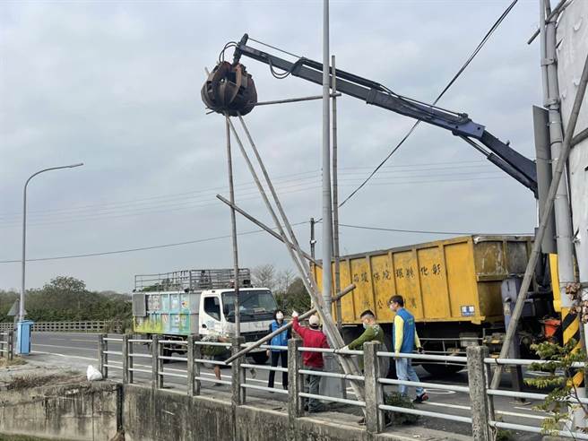 竹木造鹰架广告兴建成本低廉，深受建商喜爱，不过许多建商搭建广告并未申请，广告结束后甚至「射后不理」，独留竹架在路口风吹日晒。(江淑芬提供／吴建辉彰化传真)