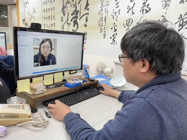 彰化縣地方稅務局雲端視訊服務今年3月正式啟動，民眾報稅可以免出門，在家透過手機或電腦視訊驗證、上傳文件、電子簽名等，相關稅務文件就會傳送到電子信箱。(彰化縣政府提供／吳建輝彰化傳真)
