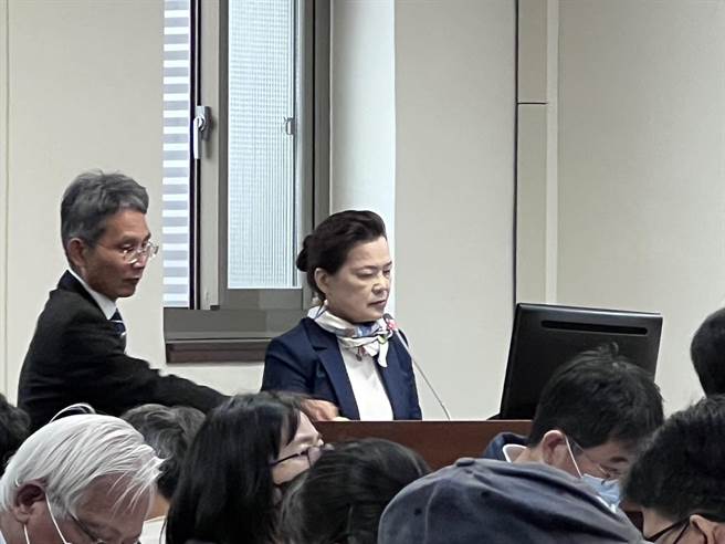 台北自来水处与台湾自来水公司两边水价长期不同，尤其是大用水户费率差距很大，立委今天要求检讨，经济部长王美花（右）承诺，2个月内会对此提出检讨报告。(图／王玉树摄)