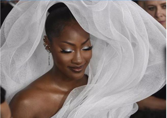 获得奥斯卡奖提名的奈及利亚歌手提姆丝（Tems）3月12日盛装出席颁奖典礼，抢尽风头。（美联社/Invision）