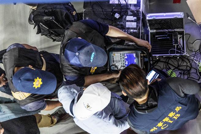 全中运跆拳道第2天赛程，县警局刑大和电信警察进驻进行监控与巡检，避免有不明讯号干扰。（罗浚滨摄）