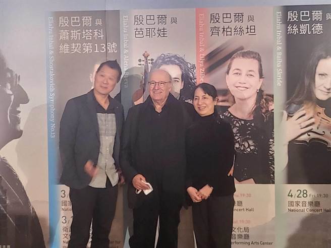 指挥大师殷巴尔（中）向北市府喊话，北市交需要自己的音乐厅，台北市文化局长蔡诗萍（左）也回应，台北市音乐与图书中心预计五年后完成。（李欣恬摄）