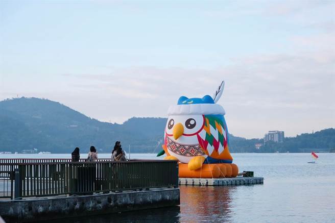 裝置藝術萌獸貓頭鷹「邵邵」，在南投燈會結束後移回日月潭伊達邵碼頭。（日月潭風管處提供／楊靜茹南投傳真）