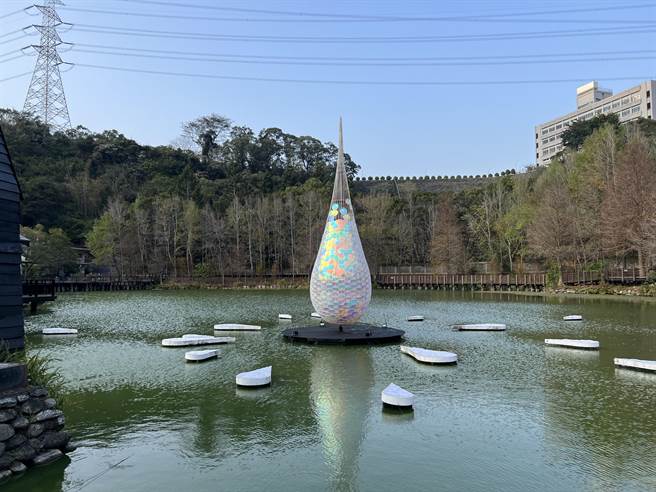 台灣燈會花燈作品「滴光」移置到車埕遊憩區之貯木池，預計展期至暑假過後。（日月潭風管處提供／楊靜茹南投傳真）