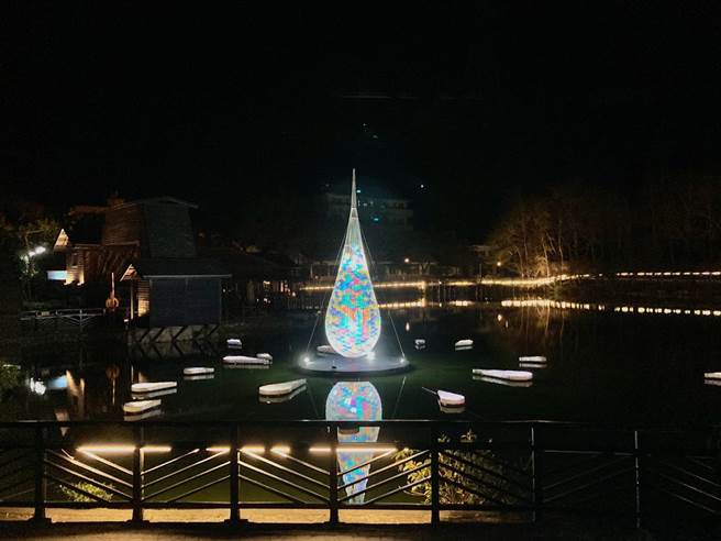 花燈作品「滴光」每晚6時30分至9時30分亮燈，不論白天觀看或晚間點燈後，都有不同的美感。（日月潭風管處提供／楊靜茹南投傳真）