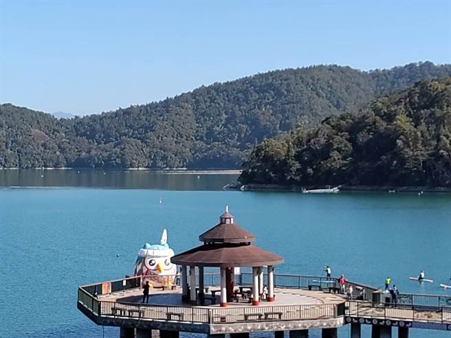 「邵邵」在南投燈會結束後移回伊達邵碼頭，繼續在日月潭畔散播守護靈鳥的可愛魅力。（日月潭風管處提供／楊靜茹南投傳真）