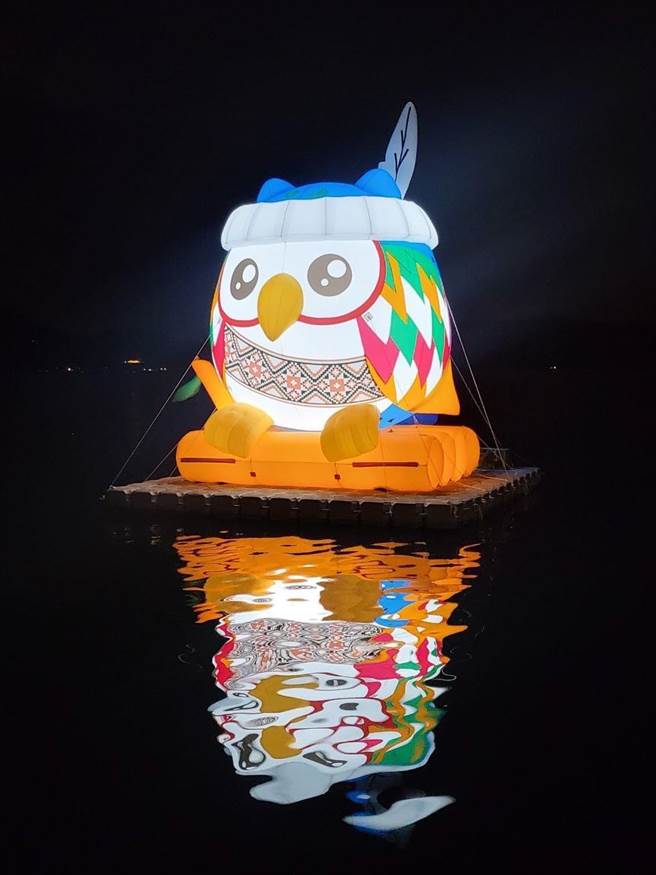 原民文化中，貓頭鷹是守護生態家園的靈鳥，頭上的飾帶與身上的服飾充滿原住民文化內涵。（南投縣消防局提供／楊靜茹南投傳真）