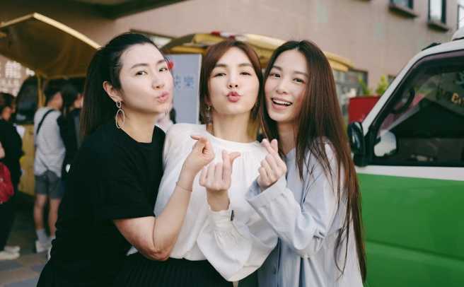 Ella、田馥甄为Selina消息感到相当开心。（图／Ella脸书）  