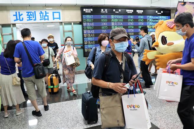 台澎空中运量4月份每天有5500个机位，5月6400个机位，6月6500个机位，加上台华轮、布马高速客轮，台澎交通运输总量应该充足。（张茂雄摄）