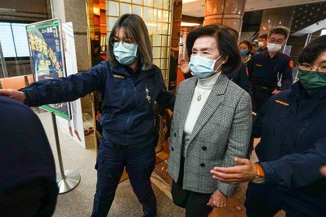 宜兰县长林姿妙等官员涉贪案，今天再开准备程序庭，林姿妙离开地院时不发一语。（李忠一摄）