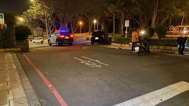 金门地区昨（12）日深夜发生一起车祸事故，1名李姓男子骑车行经金城镇公所旁岔路时，遭对向欲左转入巷之汽车撞断腿。（警方提供）