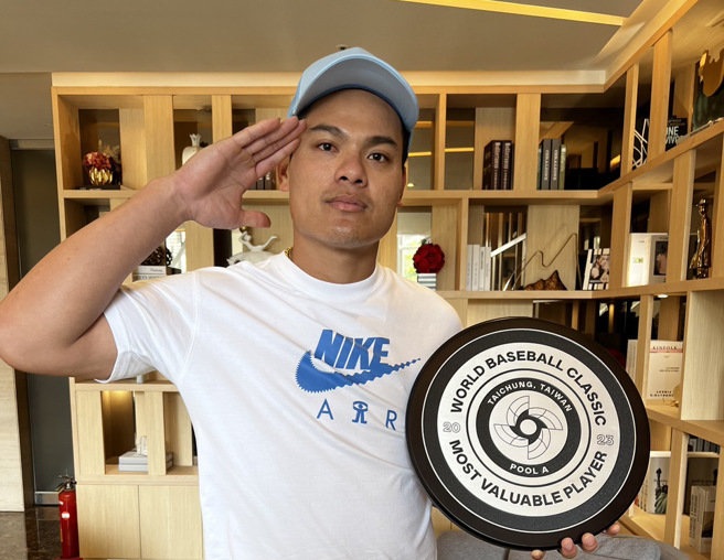 张育成拿到经典赛A组的MVP奖座。（中华棒协提供）