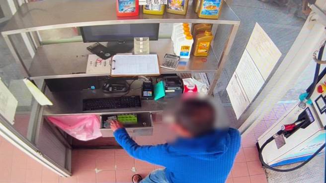 林姓男子平日居无定所，竟趁加油站员工忙碌，潜入柜台，3秒钟偷走五千元。（读者提供／程炳璋台南传真）