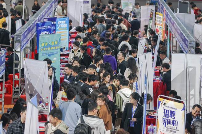 大陆人口红利消失导致延后退休？李强：人口红利没有消失，人才红利正在形成。图为大陆大学毕业生招聘会。（中新社）