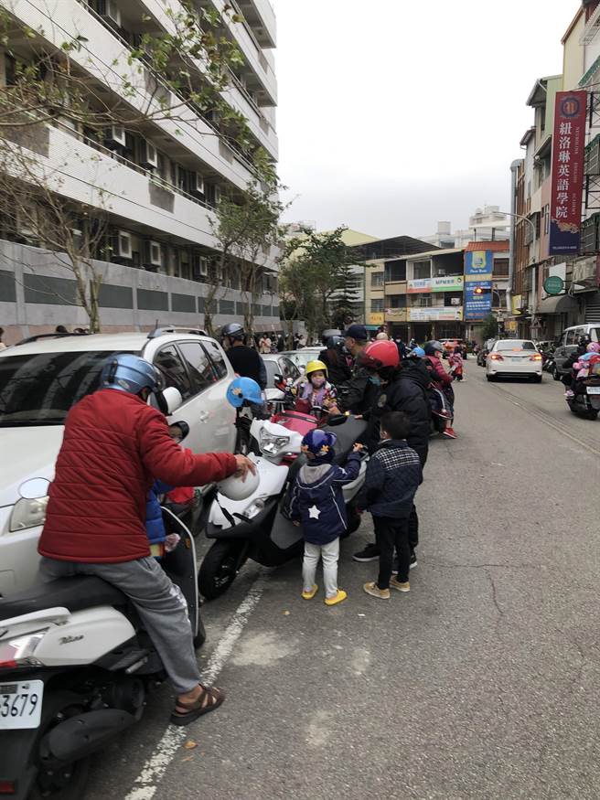 丰原区南阳国小同安街校门挤满接送家长，险象环生，校方争取画设接送区。（民眾提供／陈淑娥台中传真）