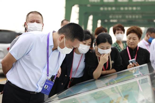 大陸學者認為，大陸總理李強今日中外記者會上的說法，有助回應外界對中國大陸長期經濟政策的疑慮。圖為大陸民企代表參觀天津港。（新華社）