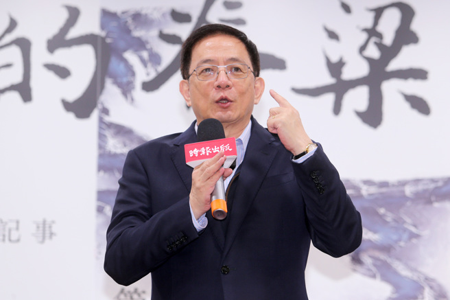 前台大校长管中闵与知名作家杨渡合作撰写《大学的脊梁：臺大校长遴选事件与管中闵心情记事》，记录2018年臺大校长遴选事件过程。（黄世麒摄）