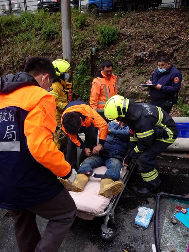 駕駛及乘客雙雙受困，其中乘客鄭姓男子傷勢較嚴重，右臂撕裂傷及骨折送醫。（民眾提供／楊靜茹南投傳真）