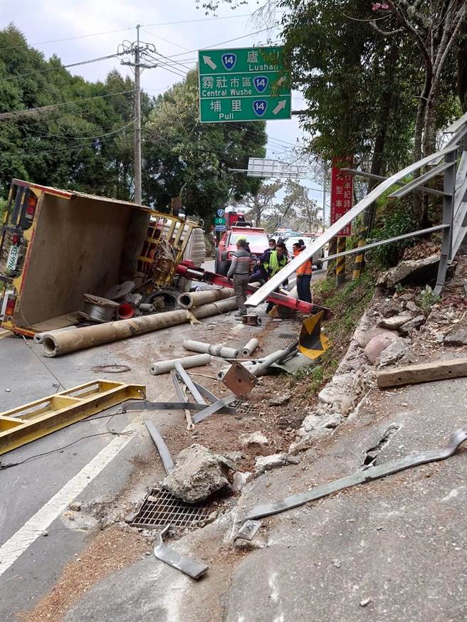 翻覆車輛佔用1個車道，警方在現場進行交通疏導，維持單線雙向通車。（民眾提供／楊靜茹南投傳真）