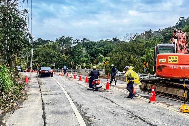 發生爆管的寶山路一段13日上午6時30分開放單線通車。（邱振瑋提供／羅浚濱新竹傳真）